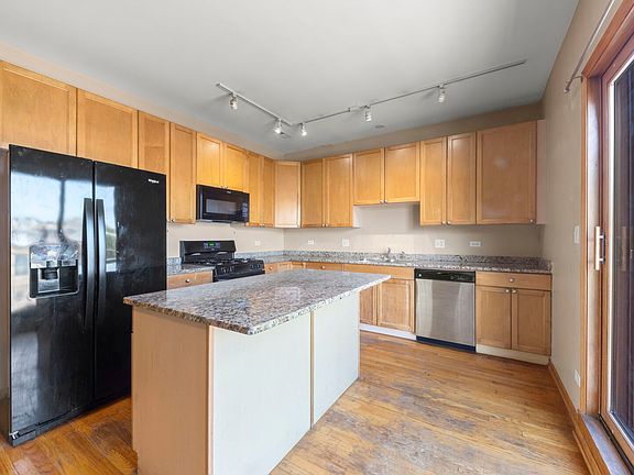 5th image of 3246 W Warren Blvd