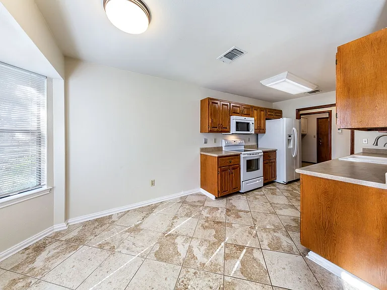 57 Woodcreek Dr — Photo 7