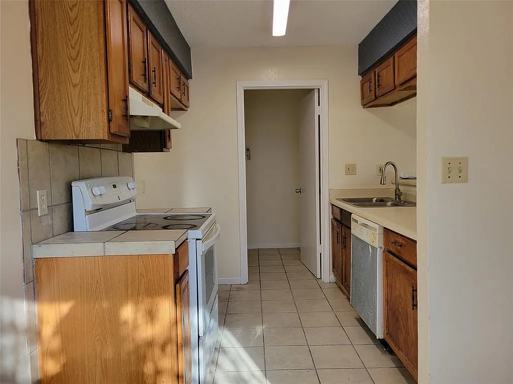 2 bed, 1.5 bath, 4232 sqft, $1,200 — Photo 3