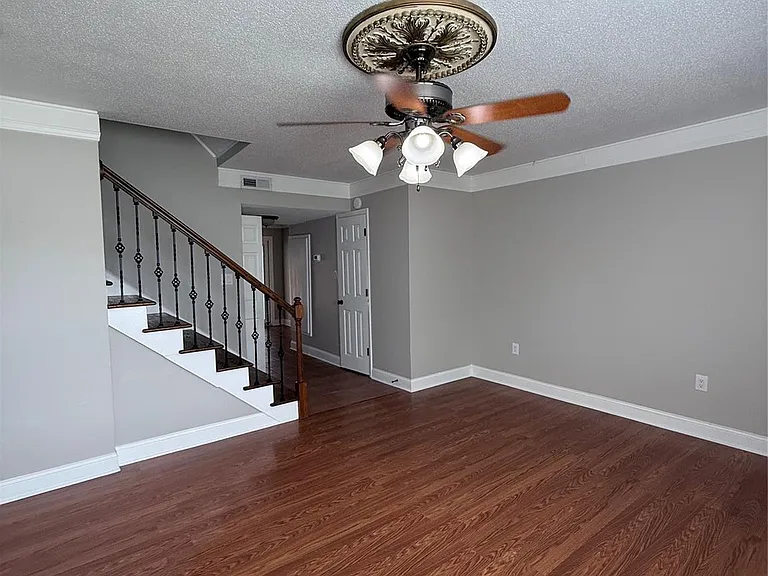 1442 River Dr — Photo 3
