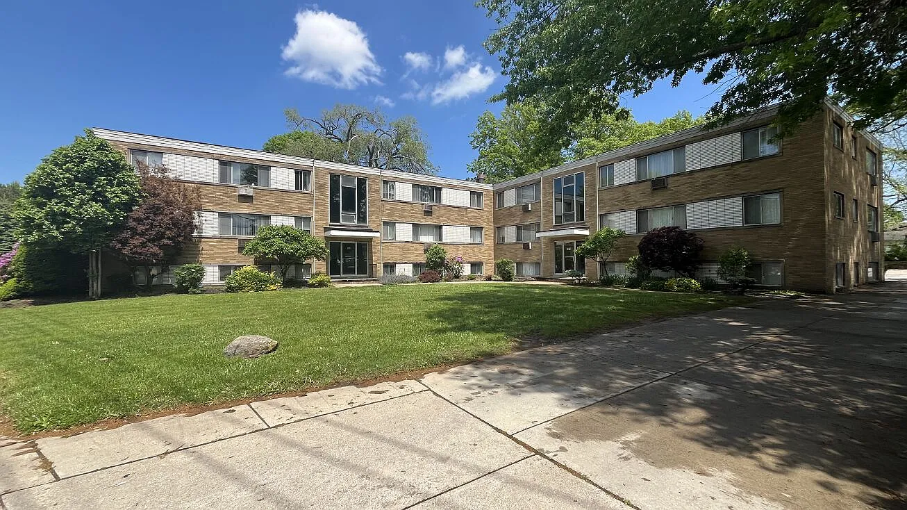 Warren Plaza — Photo 1