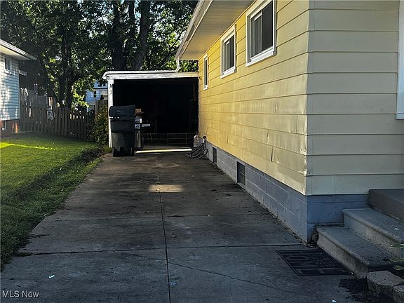 4th image of 349 Oak St