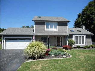 810 Bishops Ln, Webster, NY 14580