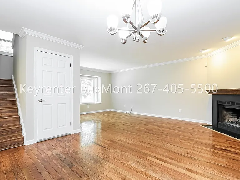 100 Victoria Dr — Photo 3