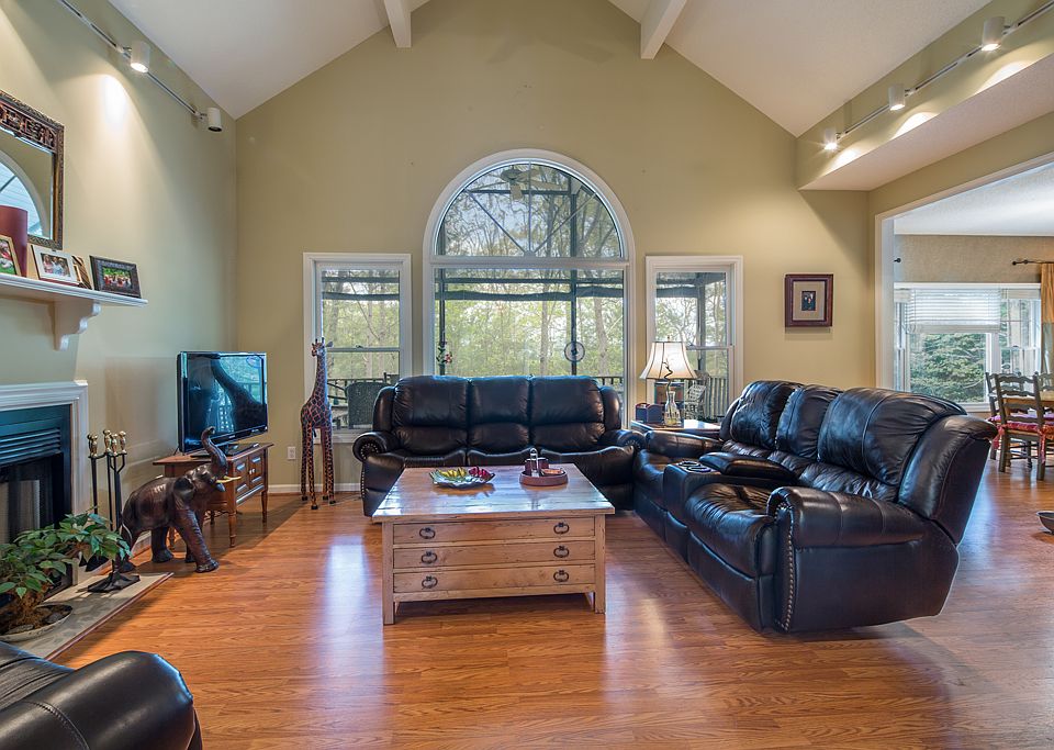 Living room with Fireplace