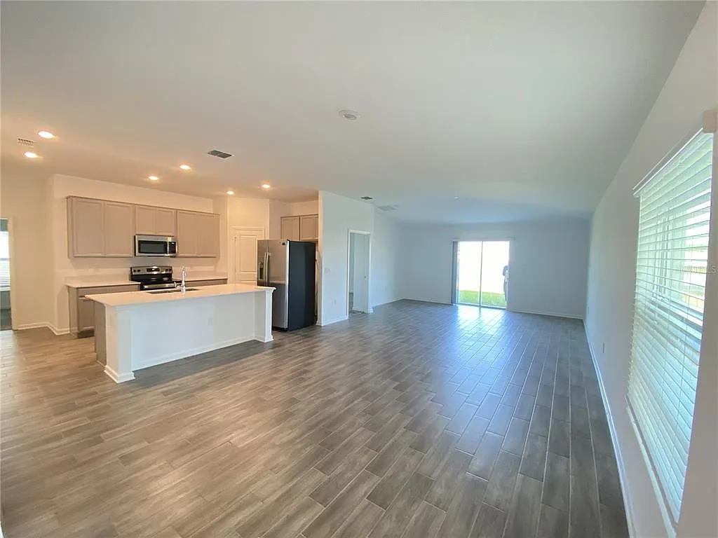4 bed, 2.0 bath, 1840 sqft, $2,100 — Photo 3