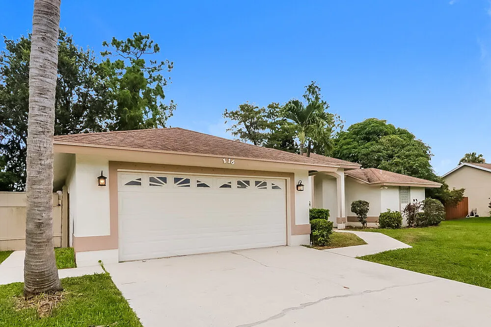 3 bed, 2.0 bath, 1852 sqft, $4,200 — Photo 3
