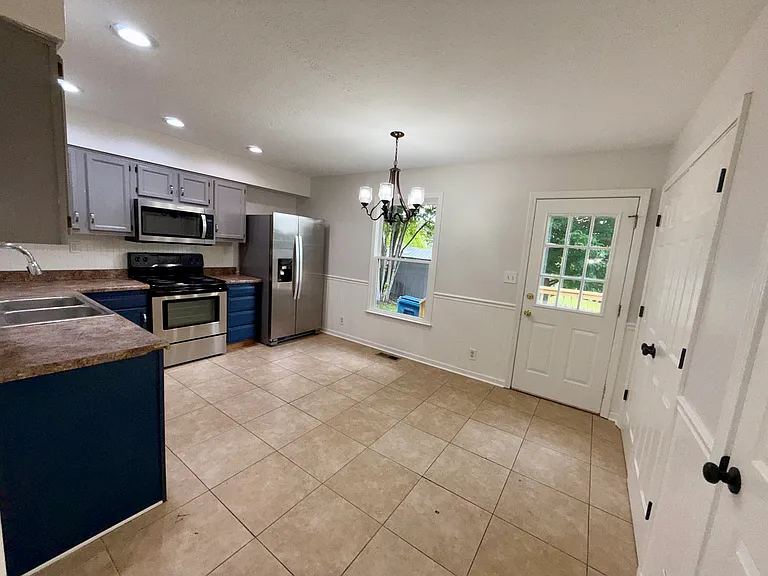1604 Hopkins Ct — Photo 4