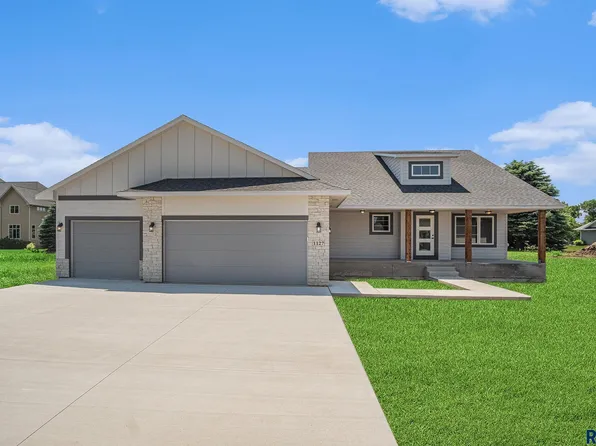 1127 Cyber Ct, Madison, SD 57042