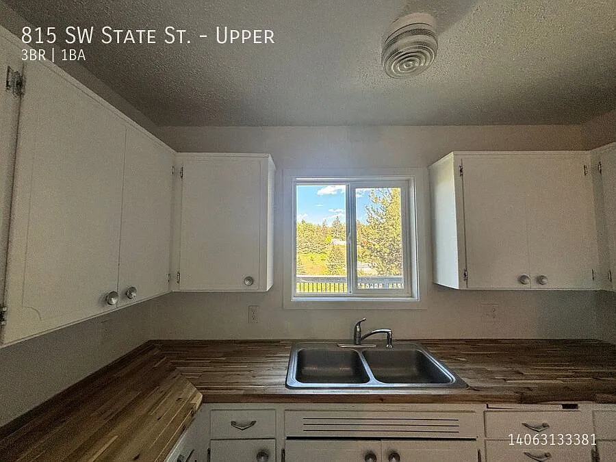 Spacious and Bright 3 Bedroom Upper Duplex | Available NOW — Photo 4