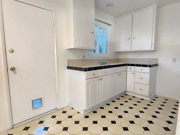 5th image of 1029 Hill St APT D
