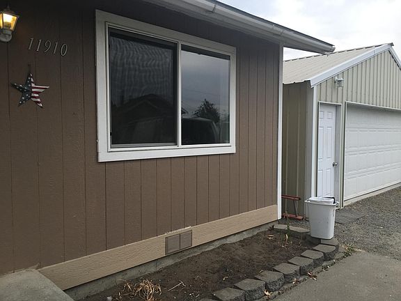 Nice area for garbage cans in between the shop and the house