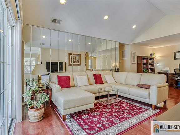 3rd image of 2208 Cypress Ln