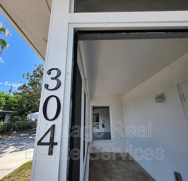 304 S Mercury Ave — Photo 2