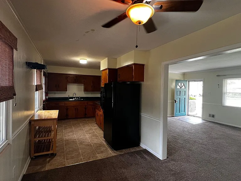 207 Robin Rd — Photo 4