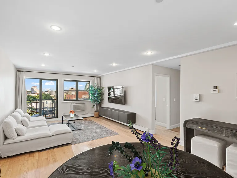 27-16 41st Ave #Penthouse 8I — Photo 4