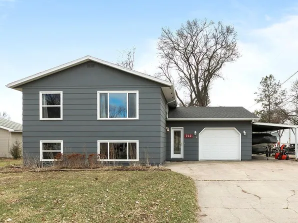 742 4th St S, Casselton, ND 58012