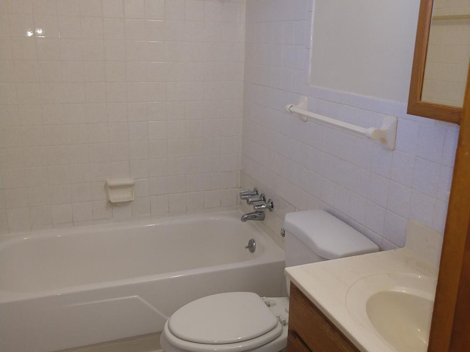 2nd image of 1418 John Glenn Rd APT C