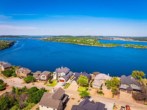2nd image of 140 Oyster Bay