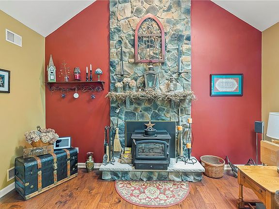 5th image of 106 Lorne Dr