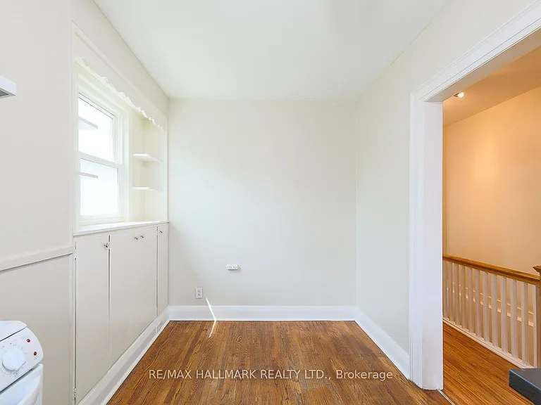 2159 Gerrard St E #UPPER — Photo 4