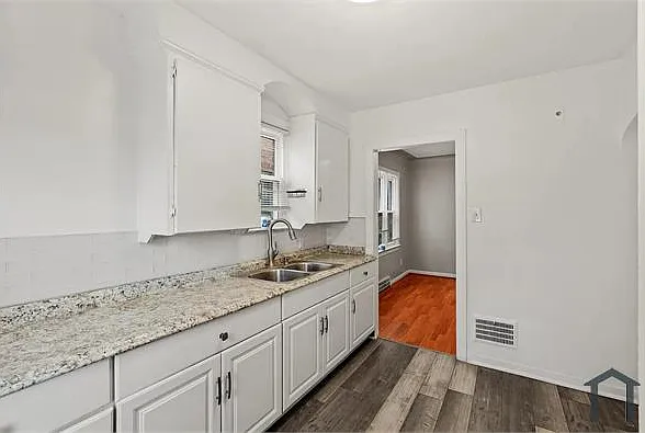 19321 Cliff St — Photo 5