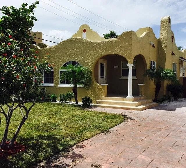 411 Monroe Dr — Photo 1