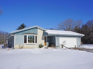 1258 Yorktown Dr, Oconomowoc, WI 53066