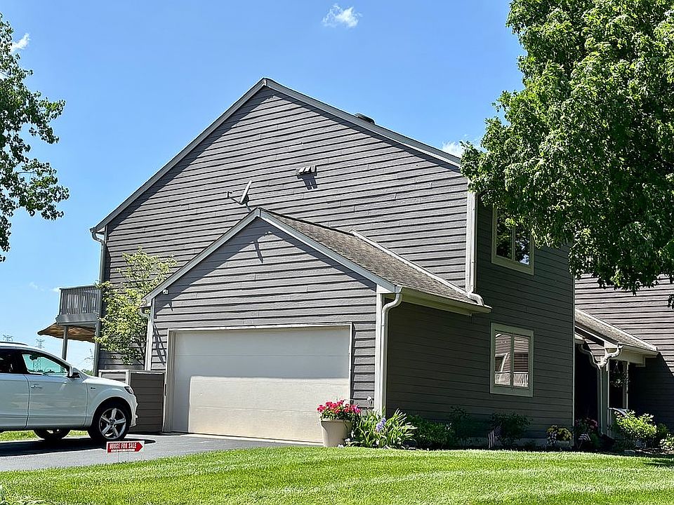 Lakefront End Unit w 2-Car!!