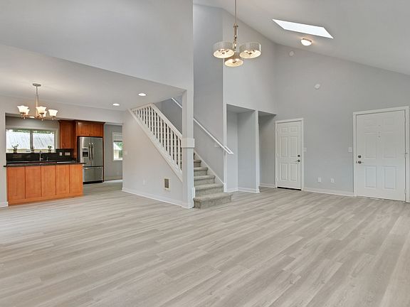 4th image of 10323 Farwest Dr SW