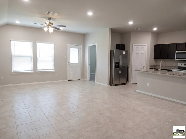 1210 Lindsey Dr — Photo 3