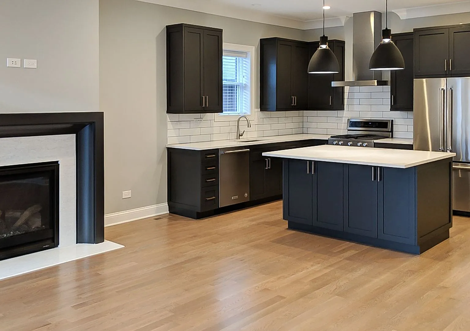2319 N Southport Ave — Photo 2