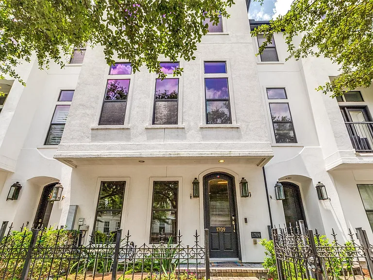 1709 Ashland St — Photo 1
