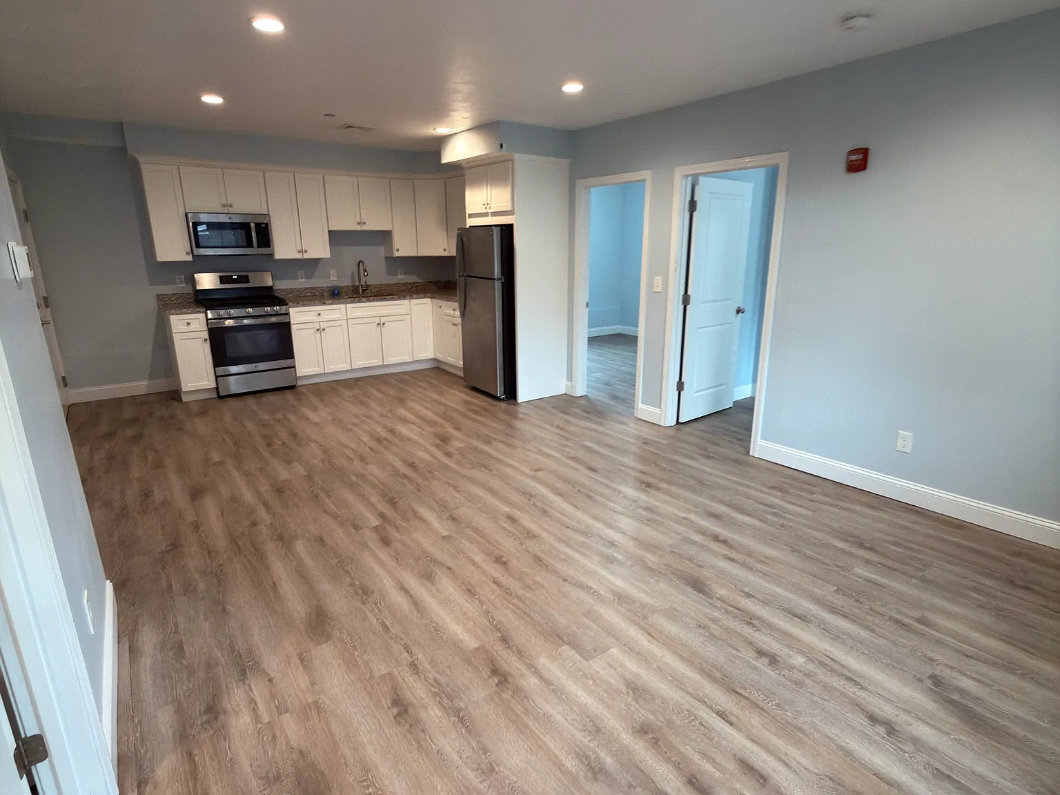 2 bed, 850 sqft, $2,300 — Photo 2