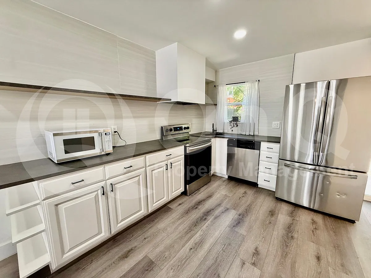 2 bed, 1.5 bath, 1048 sqft, $1,799 — Photo 2