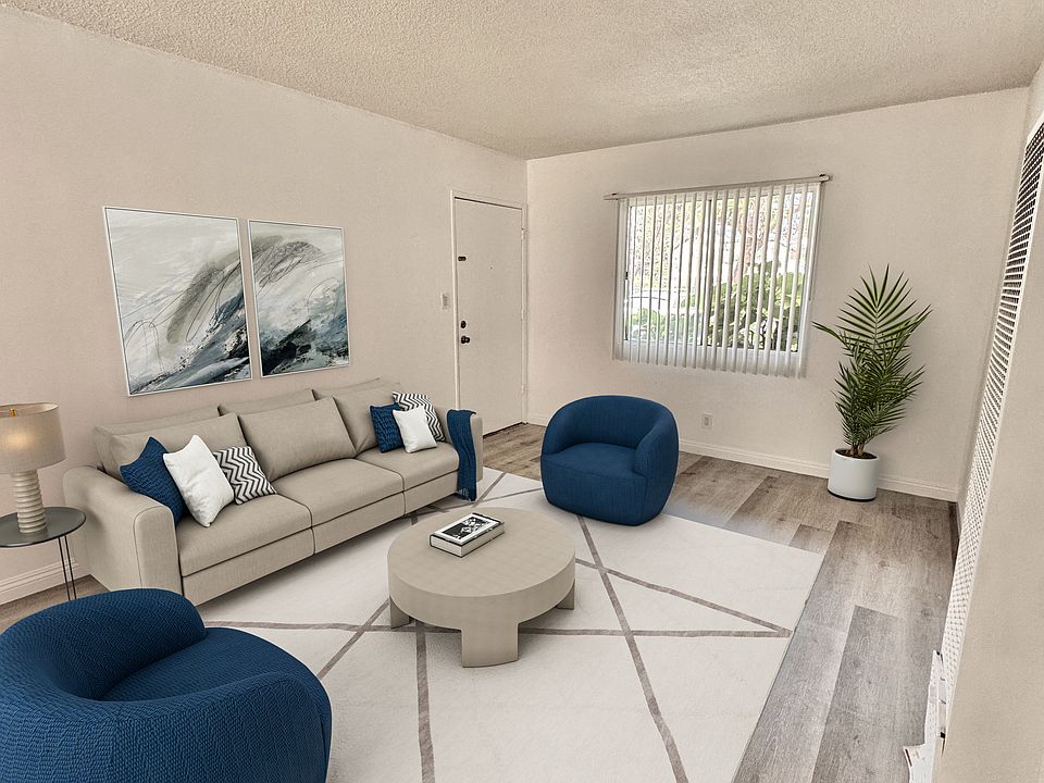 Living room (vertually staged)