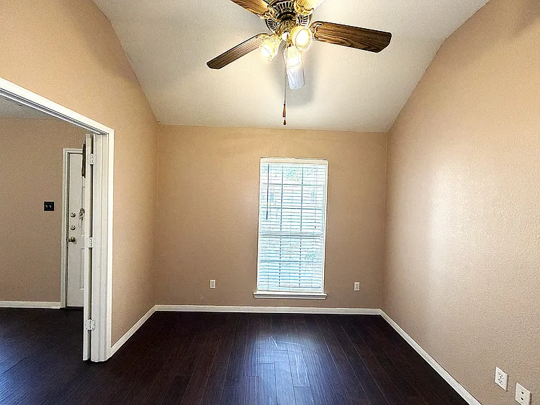 405 Gina Dr — Photo 7