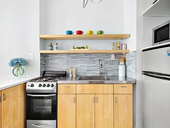 5th image of 305 E 83rd St APT 3A