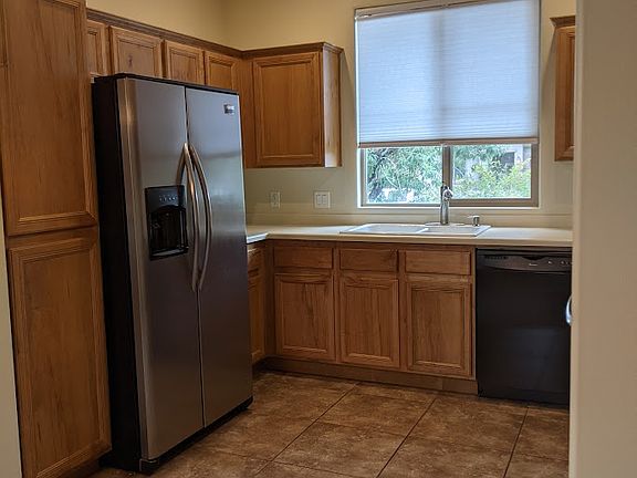 Kitchen left.
*New Blinds installed. Not shown in photo.