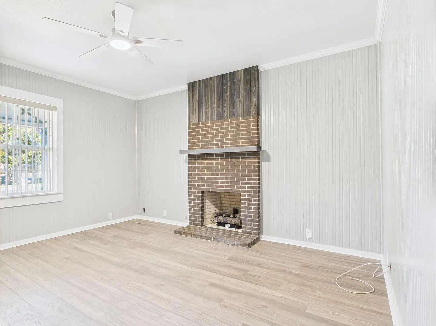 4-Bedroom Home with Fireplace Living Room & Upstairs Patio Access — Photo 2
