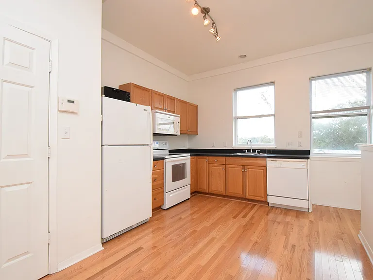 2102B Greenwood Ave — Photo 6