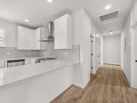 5th image of 223 Oak St