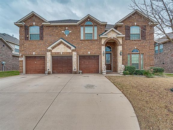 3rd image of 4402 Woodcrest Ln