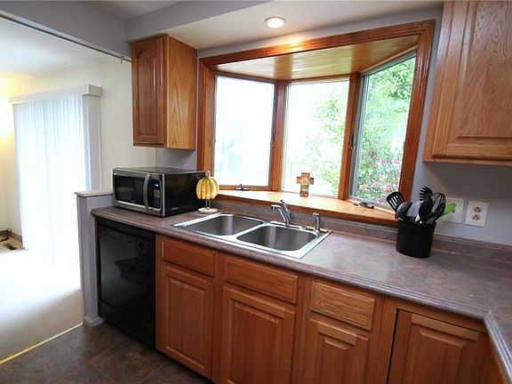 4th image of 64 Parkridge Dr