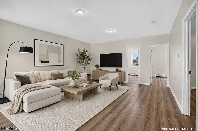 3 bed, 1.0 bath, $2,200 — Photo 3