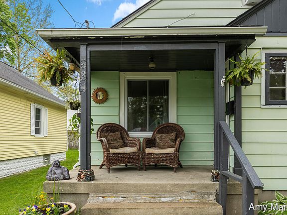 3rd image of 884 Hollywood St NE