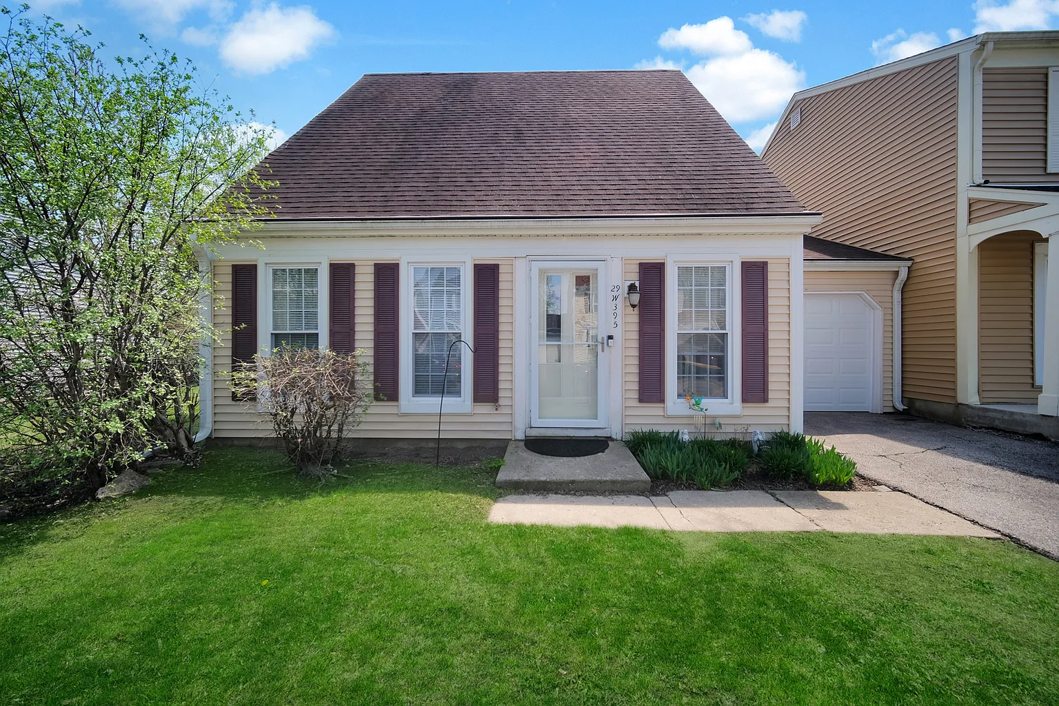 29W395 Greenbriar Ln photo 1