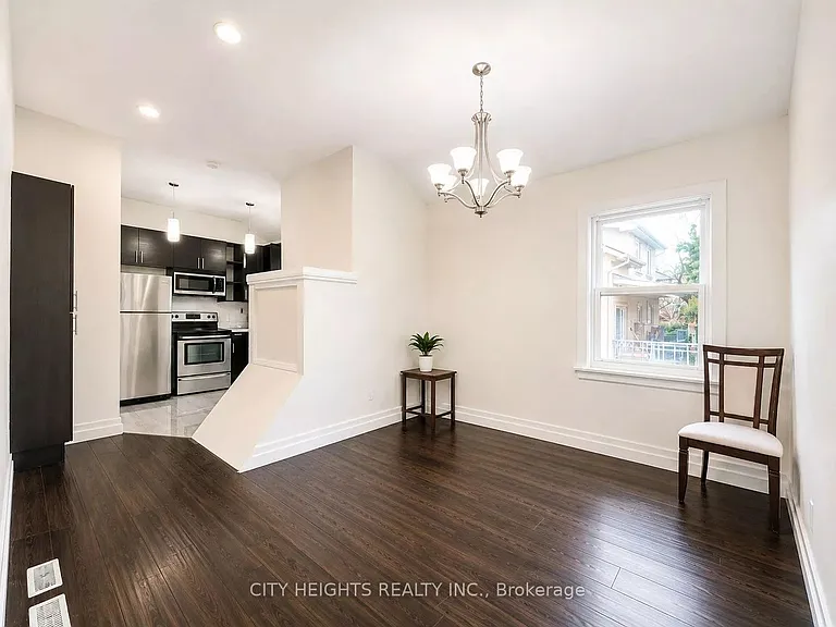 1561 Hurontario St — Photo 12