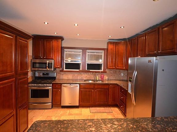 3rd image of 15 Armourvilla Ave #1