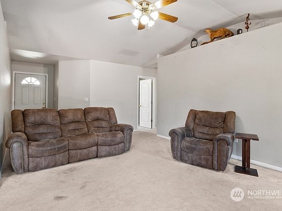 4th image of 410 Calistoga Street W